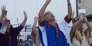 Momento en que la comunidad de Uspallata le rinde su agradecimeinto a toda la riqueza que le da la tierra\u002E