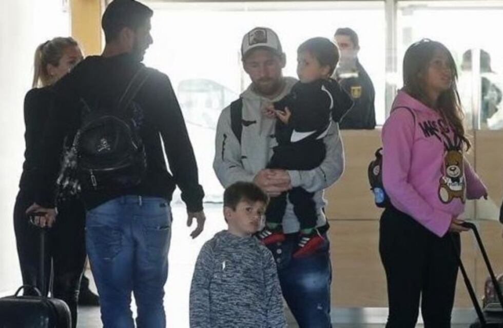 Thiago Messi y Luis Suárez, a las patadas en el aeropuerto de Barcelona