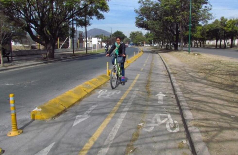 Otro auto se incrustó en la bicisenda de la avenida Belgrano