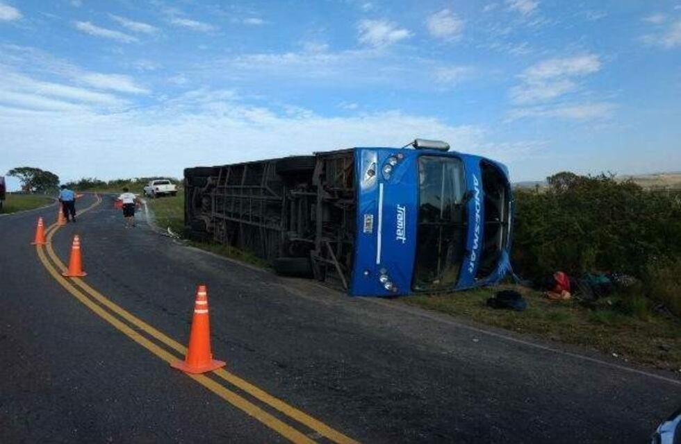 Siguen muy graves dos pasajeros del colectivo que volcó en Altas Cumbres