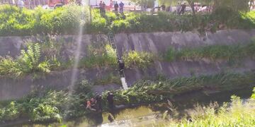 Caminaba ebria, perdió el equilibrio y cayó a un canal\u002E (Twitter @nicocuellar_)