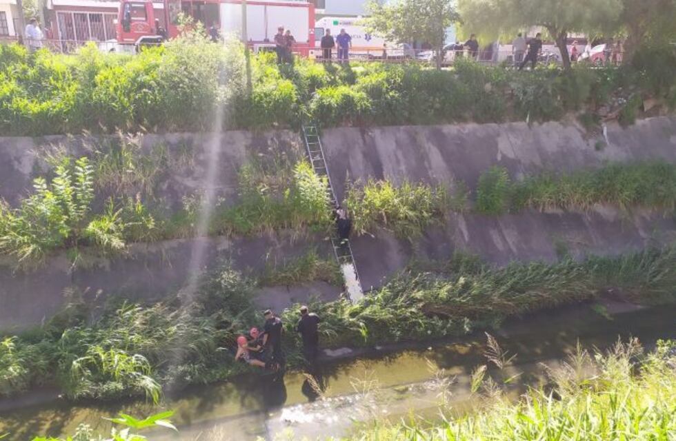 Caminaba ebria, perdió el equilibrio y cayó a un canal