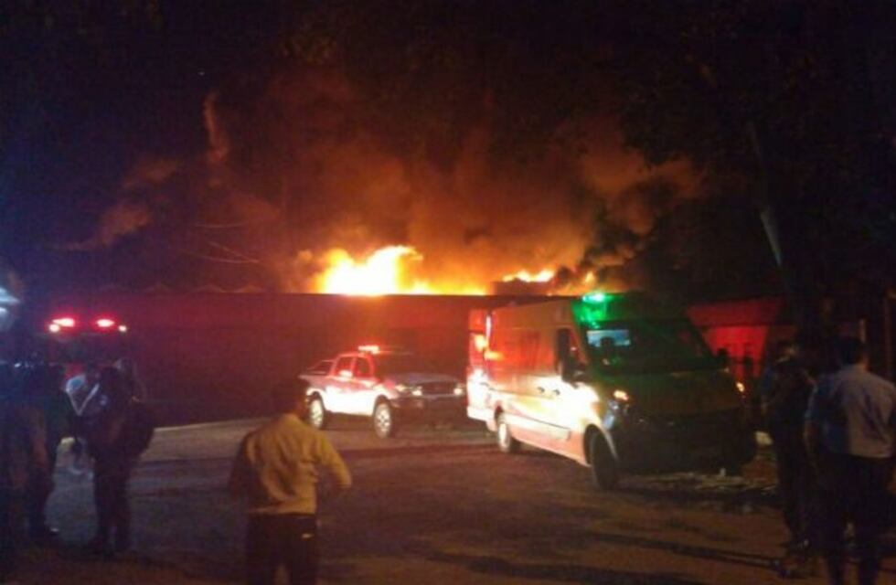 Impresionante incendio en una fábrica de colchones en Córdoba