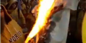 Momento en que alumnos del Colegio Normal Toribio Luzuriaga queman una imagen religiosa\u002E