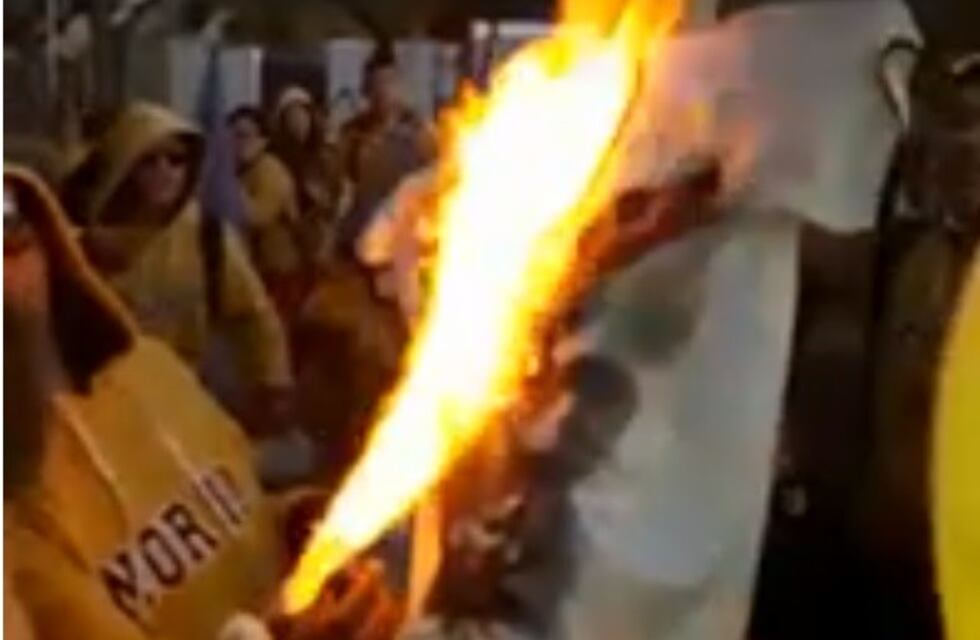 Alumnos quemaron una cruz frente a un colegio católico