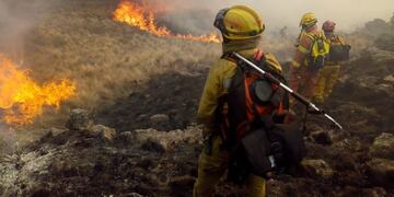 En pleno combate del fuego\u002E