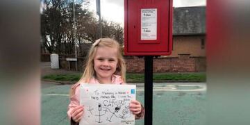 Ella con el dibujo que le hizo a su mamá fallecida (Web)