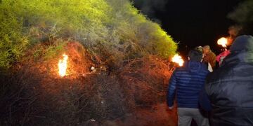 Fotos y video con la fogata de San Pedro más grande del país