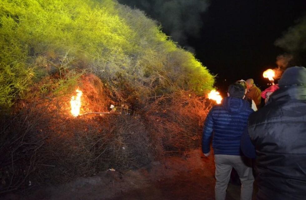 Fotos y video con la fogata de San Pedro más grande del país