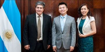 Funcionarios chinos con el Secretario de Energía de la Nación, Sergio Lanziani\u002E