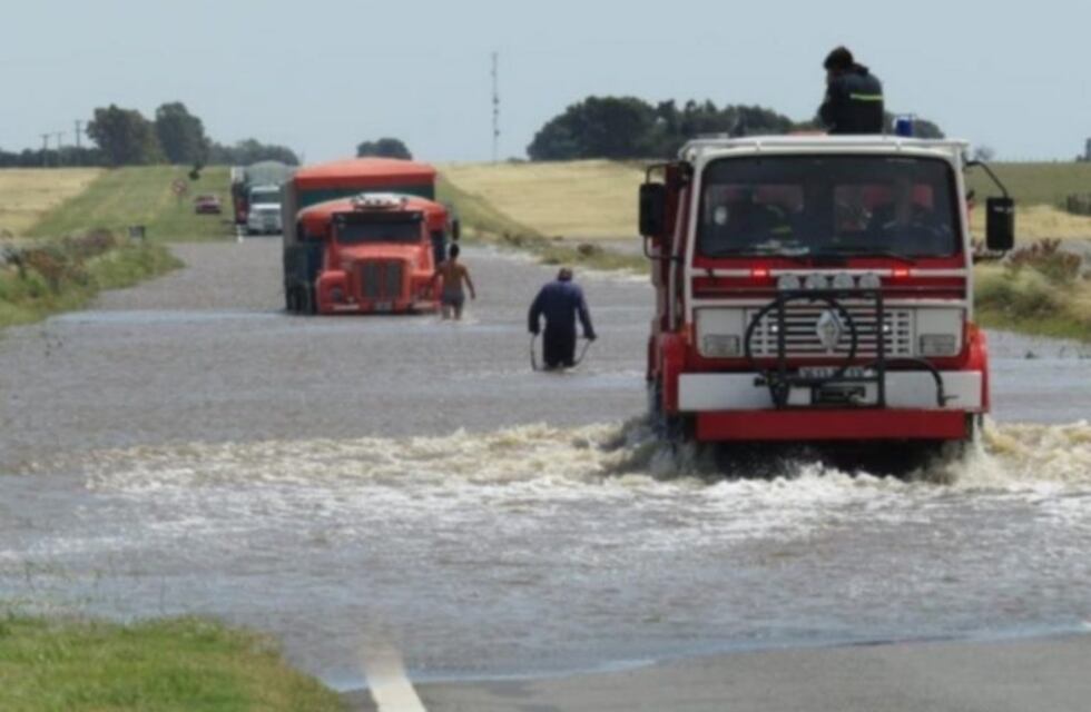 Continúan los trabajos para quitar el agua de la ruta 3