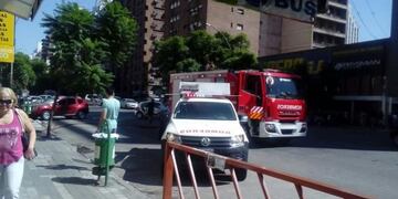 Bomberos actuaron en el edificio donde se produjo el incendio.