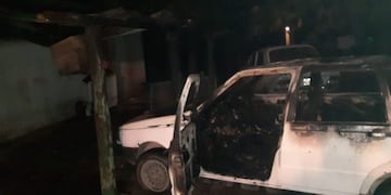 Villa Parque Santa Ana: vecinos lo despertaron a los gritos porque se le incendiaba el auto