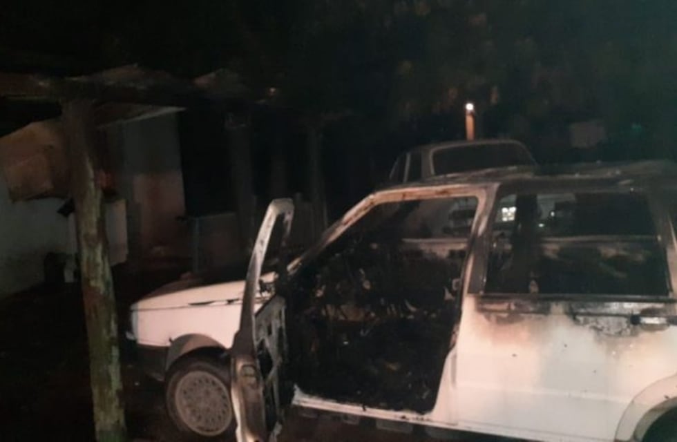 Villa Parque Santa Ana: vecinos lo despertaron a los gritos porque se le incendiaba el auto