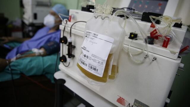 Extracción de plasma de la sangre de un donante recuperado de Covid-19. (Imagen ilustrativa) EFE.