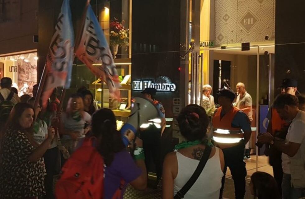 El #8M pasó frente al local de José Manuel De la Sota, llamado "El Hombre"