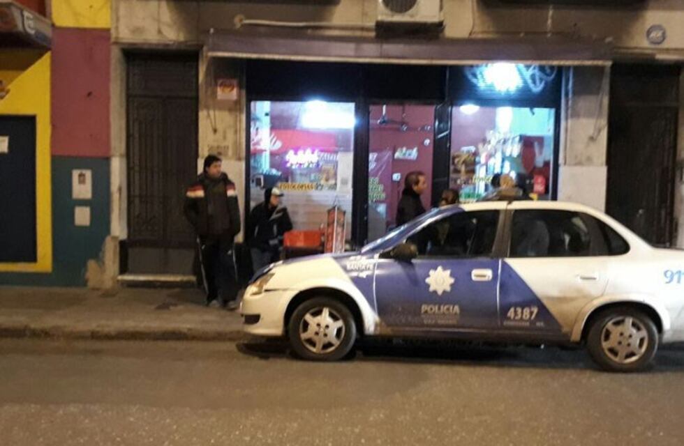 En un violento asalto a un minimarket, balearon al joven encargado