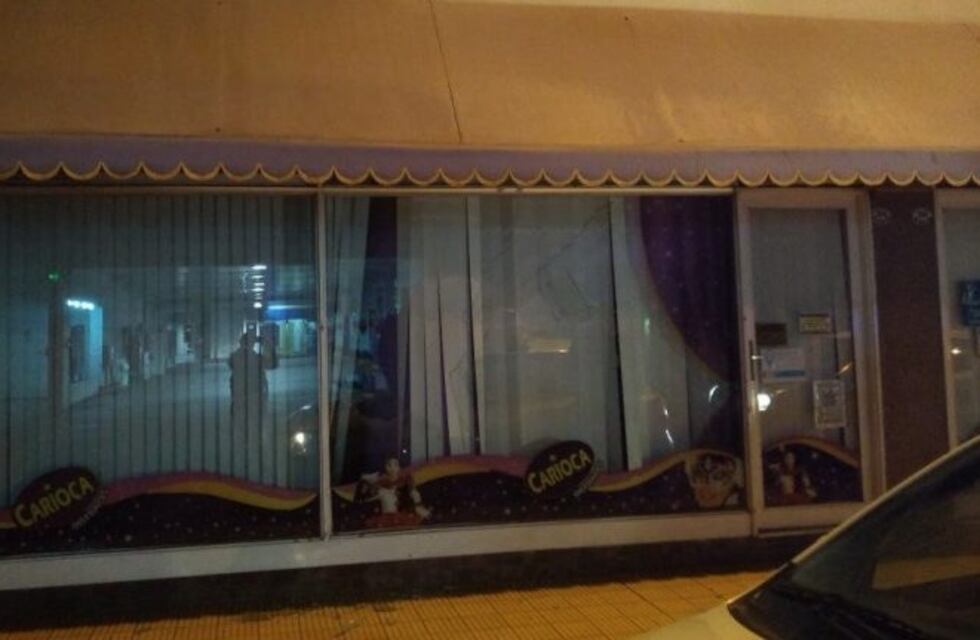 Rompieron la vidriera de un local de disfraces: 6 detenidos