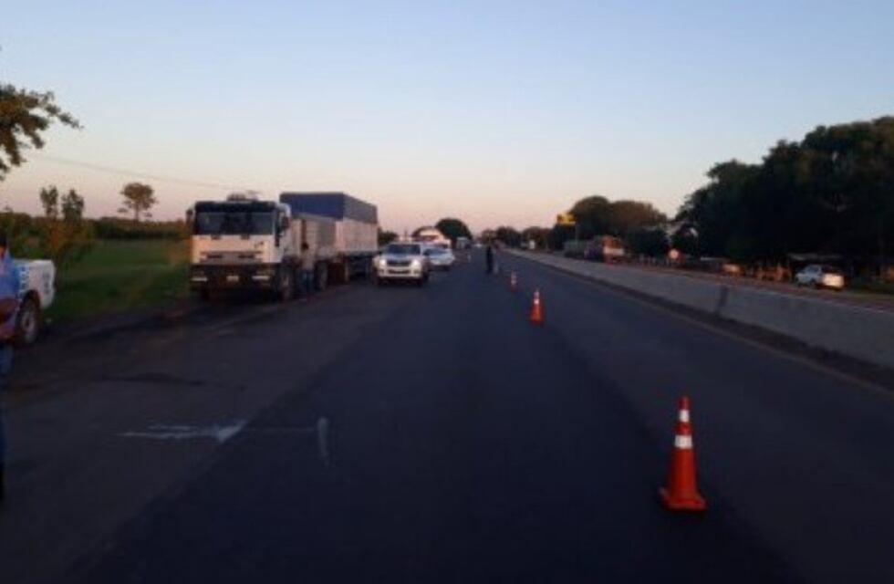 Murió al chocar con su moto a un camión que estaba detenido