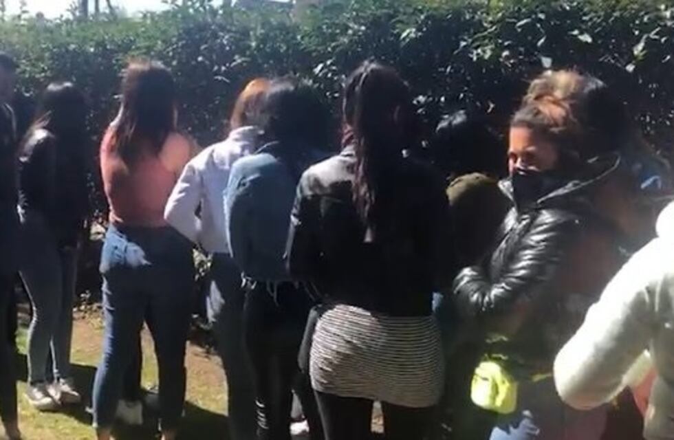 Fiesta clandestina en González Catán: mesas de juego, autos de lujo y 150 demorados