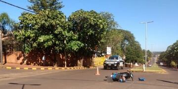 El motociclista terminó sobre el asfalto y fue trasladado al hospital Samic\u002E