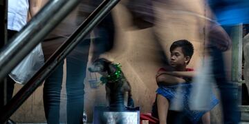 TOPSHOT - A boy and his dog beg for alms along a street in Manila on February 16, 2017. / AFP PHOTO / Noel CELIS filipinas manila crisis social en filipinas pobreza pobres mendigos mendicidad