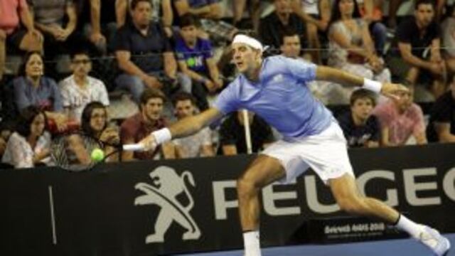 BAS103. MAR DEL PLATA (ARGENTINA), 28/12/2016.- El tenista argentino Juan Martu00edn del Potro enfrenta al espau00f1ol David Ferrer hoy, miu00e9rcoles 28 de diciembre de 2016, durante el segundo desafu00edo de la Copa Peugeot, en el Polideportivo Islas Malvinas de Mar de
