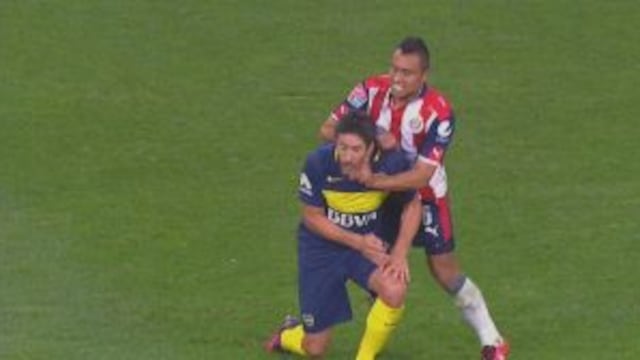 Jugadores de Chivas y Boca se pelearon en pleno amistoso.