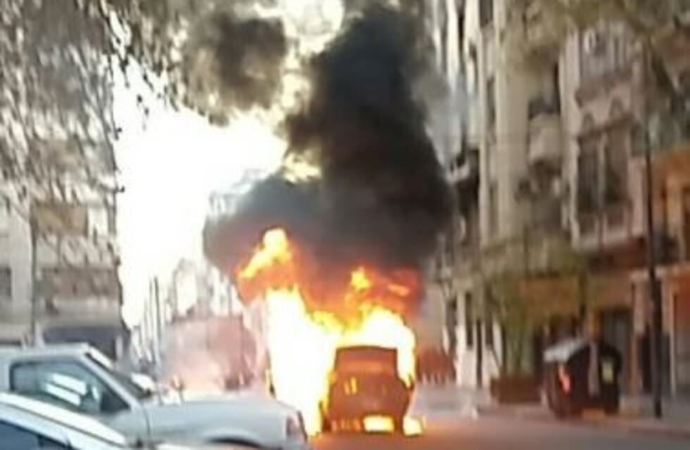 Se incendió un taxi en pleno centro porteño