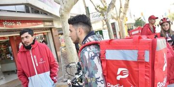 Los repartidores deben poner su movilidad, moto o bicicleta, para hacer el reparto de los pedidos de comida