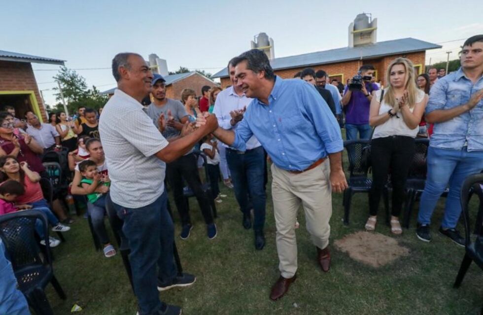 Capitanich entregó viviendas en La Escondida y auguró el máximo esfuerzo para construir más