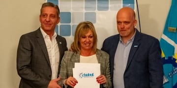 El gobernador Mariano Arcioni junto a la intendenta Rossana Artero en la que hizo entrega de ambulancias y equipamiento para el Hospital Santa Teresita\u002E