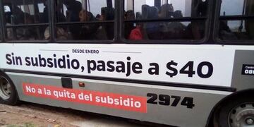 Los colectivos de Corrientes amanecieron ploteados con leyendas en contra de la quita de subsidios\u002E (Foto: El Litoral)
