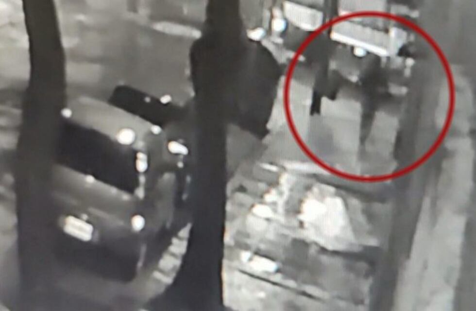 El momento en el que escapó uno de los ladrones que mató al policía y al pasajero en Barracas