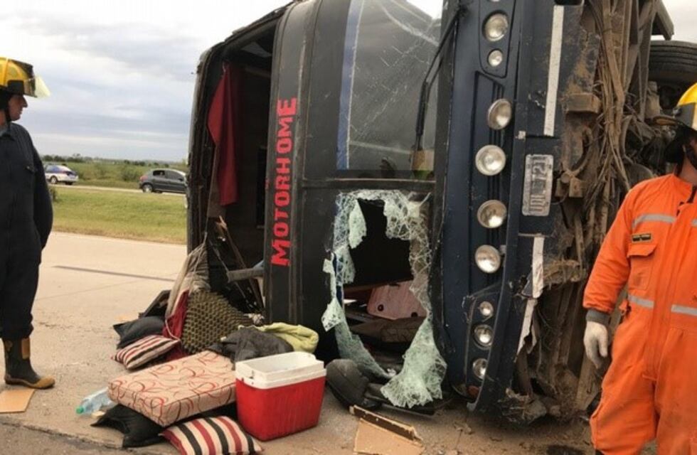 Tocaron en el Cosquín Rock y el colectivo que los trasladaba volcó en la autopista Córdoba-Rosario