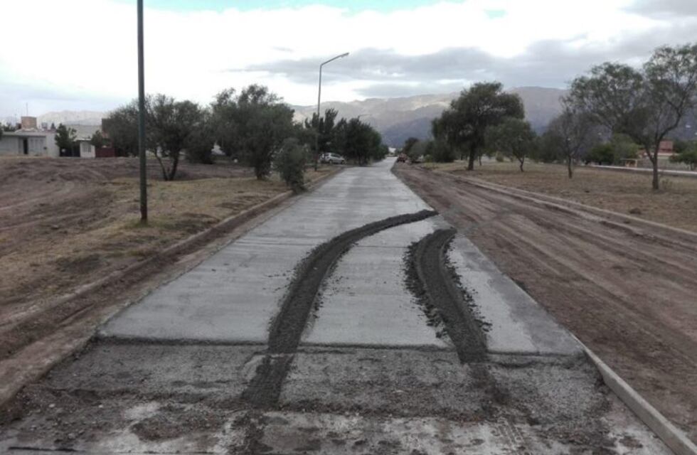 Vecinos de La Punta irritados: pasó con su auto por encima del cemento fresco