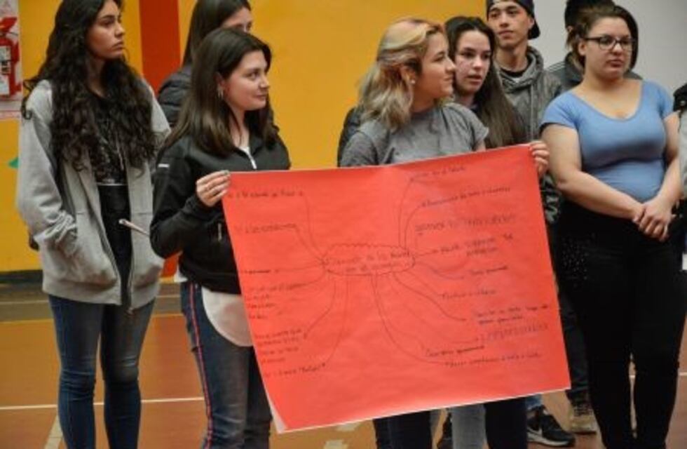 Estudiantes secundarios debatieron sobre la elección de la Reina