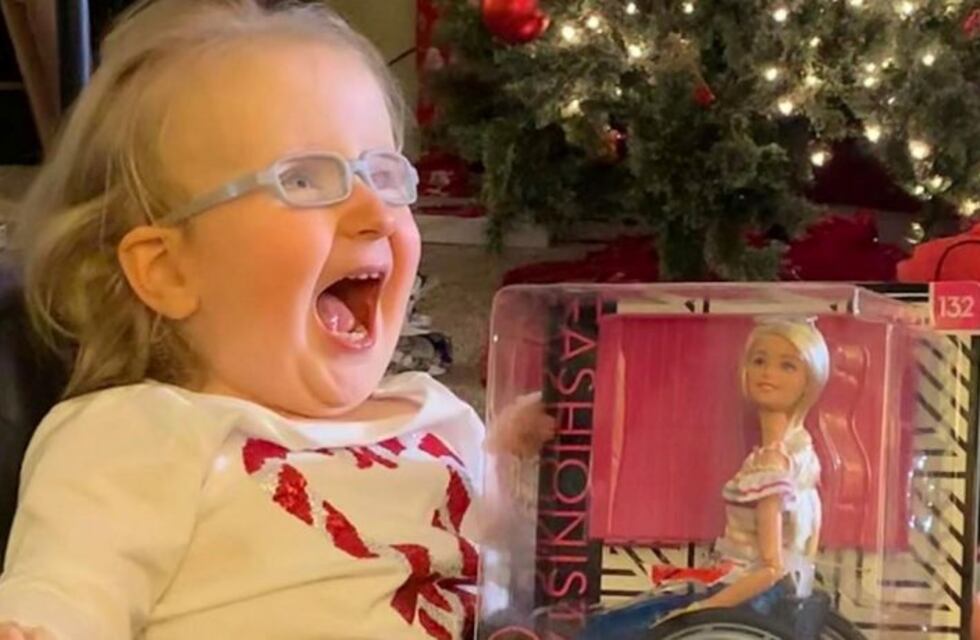 Igual a ella: niña se emociona al recibir una Barbie en silla de ruedas