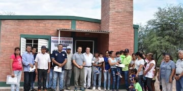 Niccolai junto con las familias beneficiadas, que recibieron su casa\u002E