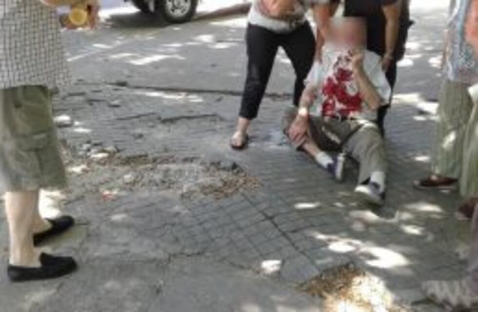 Un anciano tropezó en una vereda rota y la vecinal explotó contra el Municipio