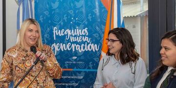 La gobernadora de Tierra del Fuego con el nuevo espacio para jóvenes