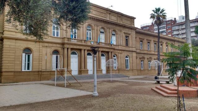 Los padres del Normal 1 intenta que la instituciu00f3n vuelva a ser considerada como una escuela de lenguas vivas.