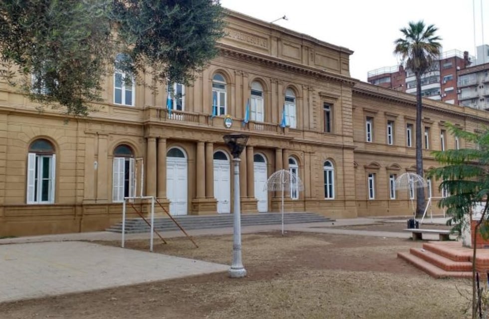 Padres del Normal 1 organizan abrazo a la escuela para que se reconozca el segundo idioma en el certificado analítico