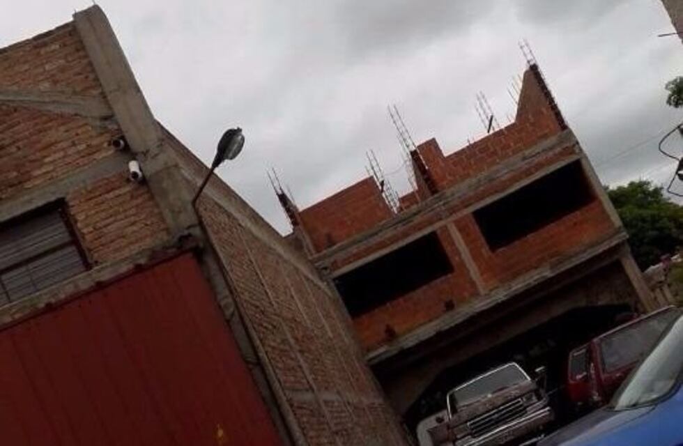 Trabajaba y cayó desde siete metros de una obra en construcción