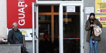 Una mujer en situación de calle este lunes frente a un hospital de Buenos Aires\u002E (EFE/Juan Ignacio Roncoroni)
