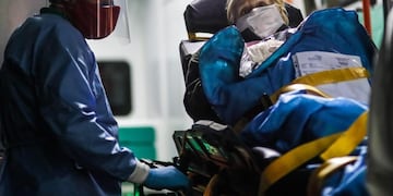 AME8294\u002E BUENOS AIRES (ARGENTINA), 07/05/2020\u002E- Personal médico realiza el traslado de abuelos de un geriátrico que dieron positivo en la prueba de la COVID-19, este jueves en Buenos Aires (Argentina)\u002E Autoridades de salud confirmaron 25 casos en un geriátrico de la ciudad de Buenos Aires\u002E EFE/Juan Ignacio Roncoroni