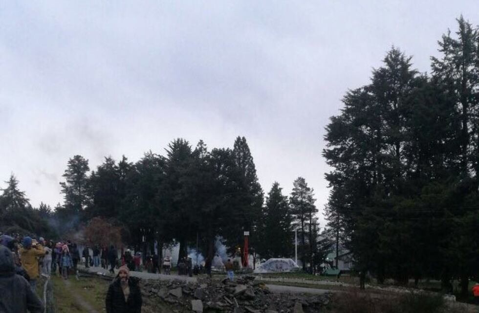 Manifestantes de El Bolsón echaron a encapuchados que provocaron incidentes en la marcha de Maldonado