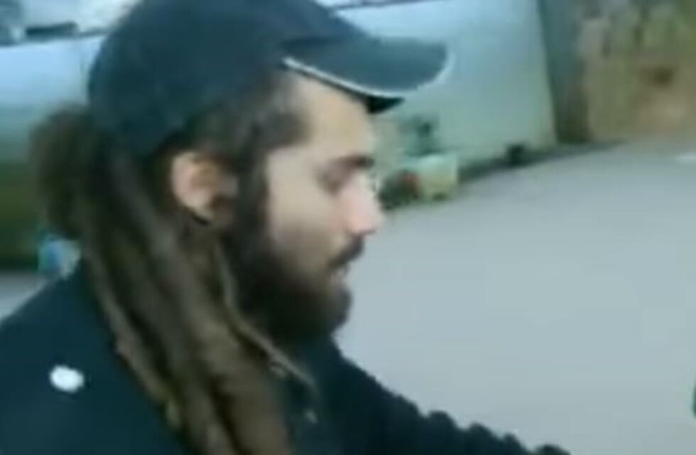 El video de Santiago Maldonado haciendo un tatuaje