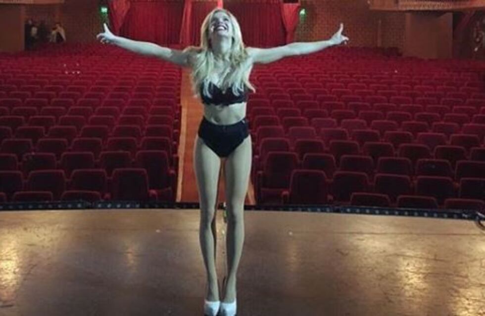 El elocuente mensaje de Laurita Fernández por su foto al desnudo en una cama