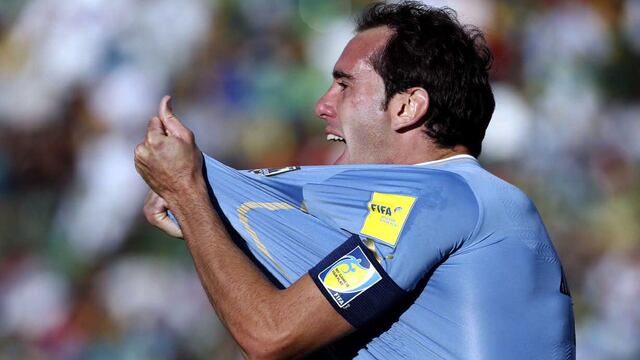 Con la Celeste, pero con una posibilidad Albiazul. El Cacique Medina quiere a su compatriota Diego Godín (La Voz).
